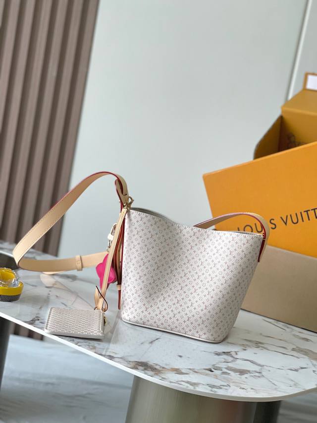 特级Mb原厂皮 All In Bb 全皮手袋 型号：M15130动态芯片163C 材料：A级全钢五金，进口原厂面料 包装：全套原厂免税Mb包装 尺寸：18*12