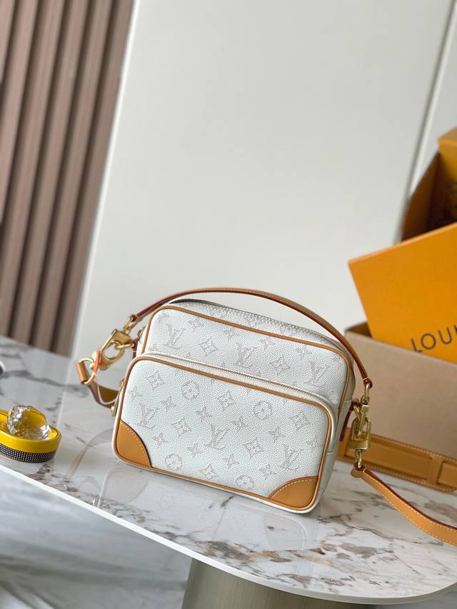 特级Mb163C芯片版原厂皮 Nil 手袋 型号：M14682白动态芯片 材料：A级全钢五金，进口原厂面料 包装：全套原厂免税Mb包装 尺寸：25*17.5*1