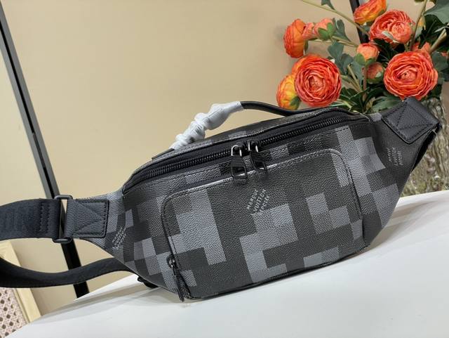 顶级原单复刻独家实拍 Rush 腰包 M14920 黑格 马赛克 本款 Rush 腰包以 Damoflage Black 帆布呈现摩登潮流构型，并将像素化 Da