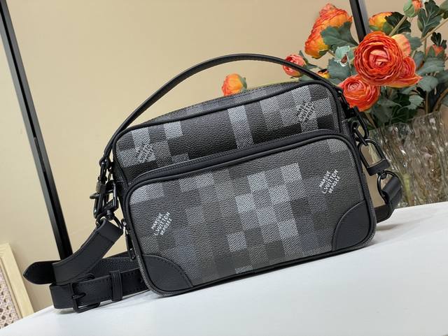 顶级原单复刻独家实拍 Nil 邮差包 M14988 黑色格子 马赛克 本款 Nil 邮差包取材 Pharrell Williams 焕新演绎的 Damoflag