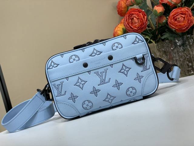 顶级原单复刻独家实拍 Alpha 迷你邮差手袋 M14790浅蓝色 条纹压花 本款 Alpha 迷你手袋取材 Monogram Shadow 压纹牛皮革和考究金