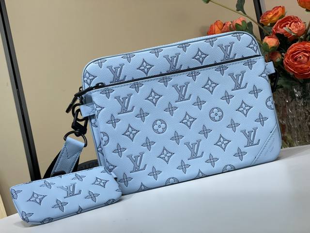 顶级原单复刻独家实拍 Trio 邮差包 M14781 浅蓝色 条纹压花 取材柔软 Monogram Shadow 压纹牛皮革，为摩登 Monogram 压纹图案