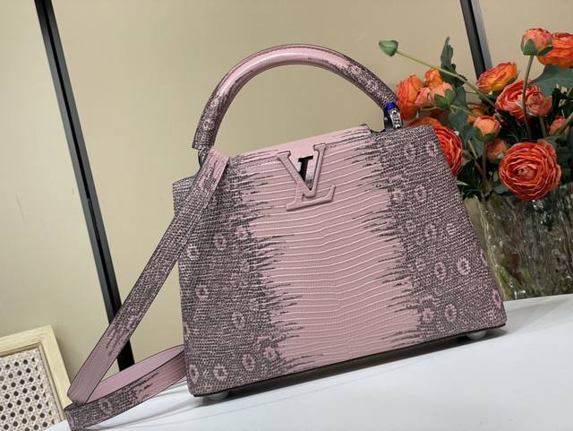 顶级原单复刻独家实拍 Capucines Bb手袋 N48865 98177 粉色蜥蜴 牛皮压蜥蜴纹 Capucinesbb 手袋精巧融合雍容蜥蜴皮外层、细腻绵