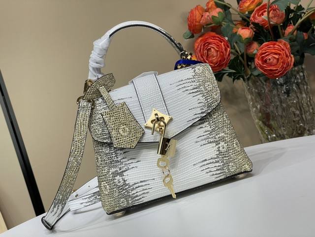 顶级原单复刻独家实拍 Rose Des Vents Mini 手袋 N87094 鎏金 蜥蜴 渐变 本款Mini手袋采用皮革,以恰宜尺寸游刃昼夜场合。 Mono 顶级原单复刻独家实拍 Rose Des Vents Mini 手袋 N87094 鎏金 蜥蜴 渐变 本款Mini手袋采用皮革,以恰宜尺寸游刃昼夜场合。 Mono