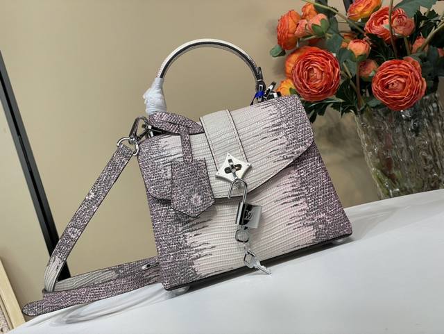 顶级原单复刻独家实拍 Rose Des Vents Mini 手袋 N87094 粉紫色 蜥蜴 渐变 本款Mini手袋采用皮革,以恰宜尺寸游刃昼夜场合。 Mon 顶级原单复刻独家实拍 Rose Des Vents Mini 手袋 N87094 粉紫色 蜥蜴 渐变 本款Mini手袋采用皮革,以恰宜尺寸游刃昼夜场合。 Mon