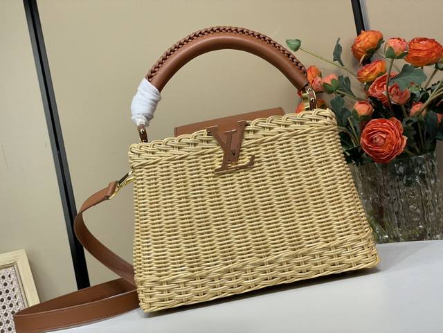 顶级原单复刻独家实拍 Capucines Bb 手袋 M26025 棕色 编织 M14366 深蓝色 编织 本款 Capucines Bb 手袋回溯品牌于 18