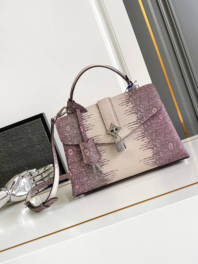 动态芯片，特级原厂皮，M87095渐粉 尺寸:27×18×9Cm