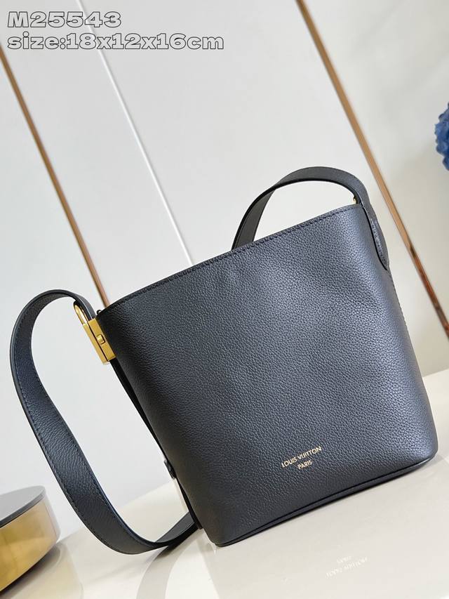 出厂价P 顶级原单 M25543黑 抢先版 本款 All In Bb 手袋出自 Low Key 系列,采用粒面牛皮革塑造紧凑水桶包构型,以多种背携方式游刃昼夜场 出厂价P 顶级原单 M25543黑 抢先版 本款 All In Bb 手袋出自 Low Key 系列,采用粒面牛皮革塑造紧凑水桶包构型,以多种背携方式游刃昼夜场