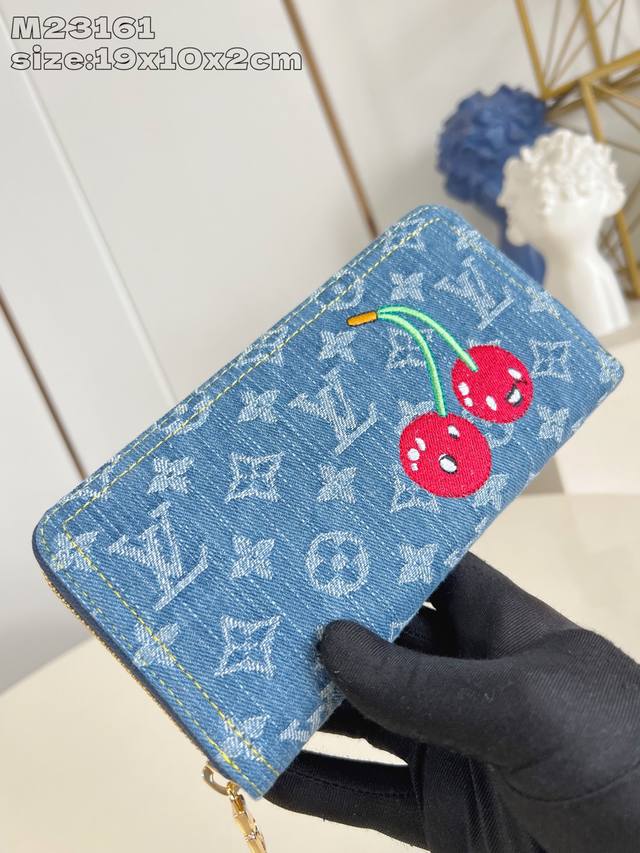 出厂价P 顶级原单 M23161 這款必備的拉鏈錢包以玩味風格重新演繹，以享負盛名的Louis Vuitton X Murakami第二版跨界聯乘系列設計登場。