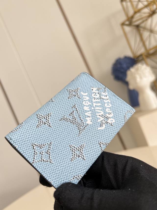 出厂价P 顶级原单 M14817蓝 以经典 Monogram 涂层帆布制作，这款 Enveloppe Carte De Visite 名片夹让您可以精致地把名片