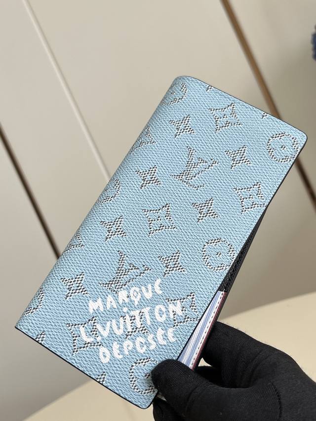 出厂价P 顶级原单 M15156蓝 由全新标志性 Monogram Eclipse 帆布裁制而成,此款风格硬朗的 Brazza 钱夹尺寸小巧,能够塞入夹克胸袋, 出厂价P 顶级原单 M15156蓝 由全新标志性 Monogram Eclipse 帆布裁制而成,此款风格硬朗的 Brazza 钱夹尺寸小巧,能够塞入夹克胸袋,