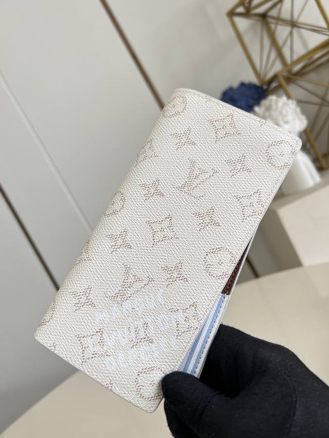 出厂价P 顶级原单 M15156白 由全新标志性 Monogram Eclipse 帆布裁制而成，此款风格硬朗的 Brazza 钱夹尺寸小巧，能够塞入夹克胸袋，