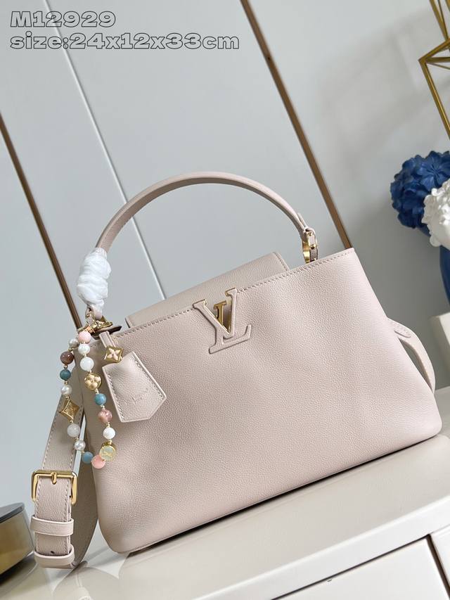 出厂价P 顶级原单 M12929灰 本款 Capucines Souple 中号手袋取材柔软粒面牛皮革，以标志性钥匙包和别致宝石装饰点睛一隅。可外置或内收的翻盖