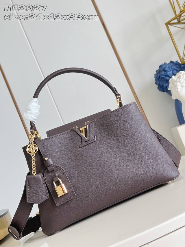 出厂价P 顶级原单 M12927巧克力 本款 Capucines Souple 中号手袋取材柔软粒面牛皮革,以标志性钥匙包和别致宝石装饰点睛一隅。可外置或内收的 出厂价P 顶级原单 M12927巧克力 本款 Capucines Souple 中号手袋取材柔软粒面牛皮革,以标志性钥匙包和别致宝石装饰点睛一隅。可外置或内收的