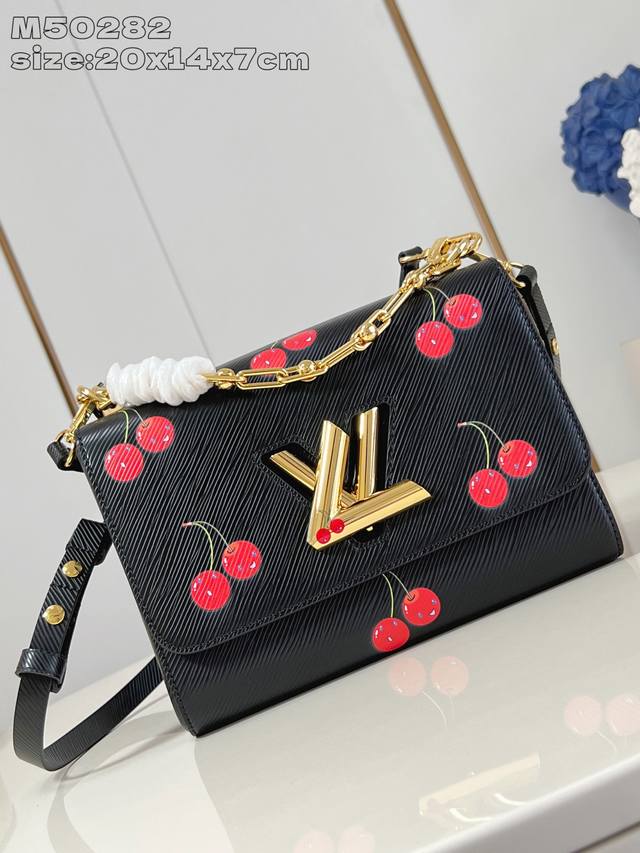 出厂价P 顶级原单 M50282樱桃 M14094 本款 Twist 中号手袋以纹理丰富的 Epi 粒面牛皮革映衬灵动鲜活的樱桃图案，彰显日本艺术家村上隆标志性