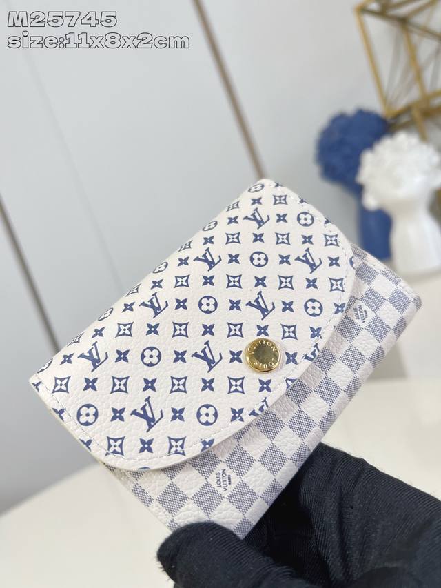 出厂价P 顶级原单 M25745 這款Rosalie零錢包於Lv Romance系列中重新演繹,並配上今季柔美的色調。典雅的全新版本以小牛皮搭配牛皮製造,巧妙運 出厂价P 顶级原单 M25745 這款Rosalie零錢包於Lv Romance系列中重新演繹,並配上今季柔美的色調。典雅的全新版本以小牛皮搭配牛皮製造,巧妙運