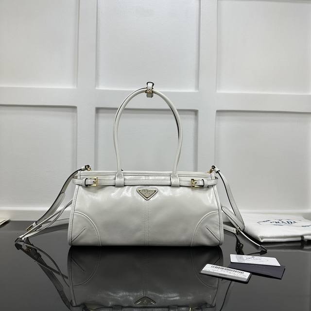 Prada 新款专柜品质，顶级原单货 原厂皮，原厂五金、实物实拍，款号：1Ba426白色油腊皮 长手腕 小号 尺寸：W32Xh15.5Xd12Cm，