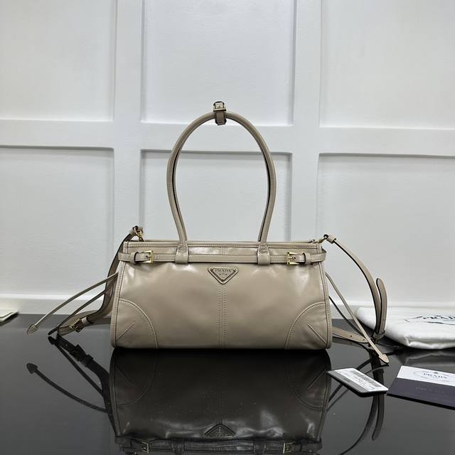 Prada 新款专柜品质，顶级原单货 原厂皮，原厂五金、实物实拍，款号：1Ba426米杏油腊皮 长手腕 小号 尺寸：W32Xh15.5Xd12Cm，