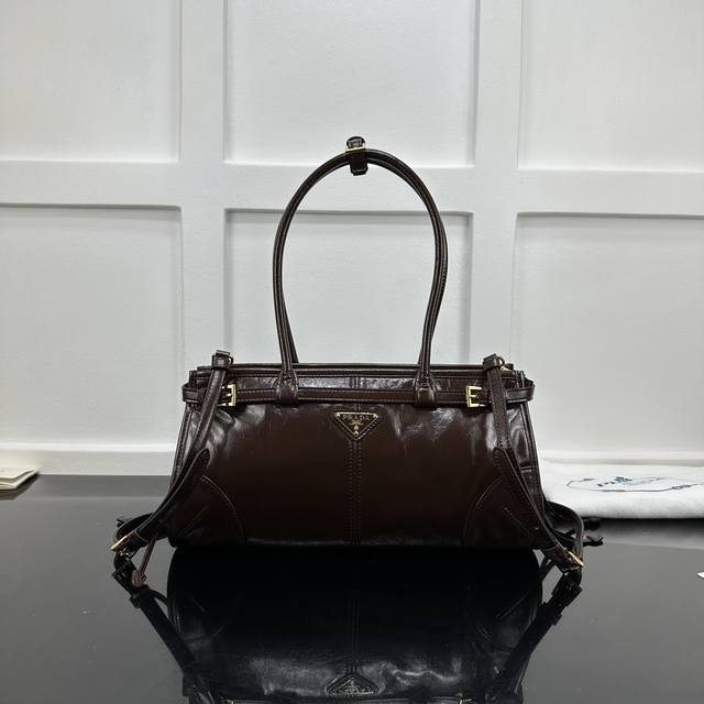 Prada 新款专柜品质，顶级原单货 原厂皮，原厂五金、实物实拍，款号：1Ba426咖棕油腊皮 长手腕 小号 尺寸：W32Xh15.5Xd12Cm，