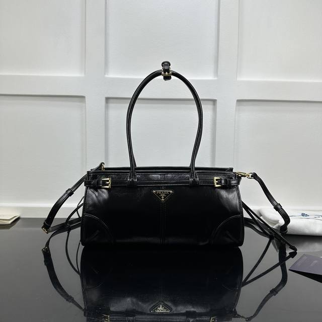 Prada 新款专柜品质，顶级原单货 原厂皮，原厂五金、实物实拍，款号：1Ba426克色油腊皮 长手腕 小号 尺寸：W32Xh15.5Xd12Cm，