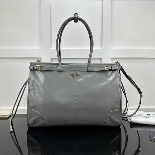 Prada 新款专柜品质,顶级原单货 原厂皮,原厂五金、实物实拍,款号:1Ba439灰色油腊皮 特大号 尺寸:W42Xh30Xd12Cm, Prada 新款专柜品质,顶级原单货 原厂皮,原厂五金、实物实拍,款号:1Ba439灰色油腊皮 特大号 尺寸:W42Xh30Xd12Cm,