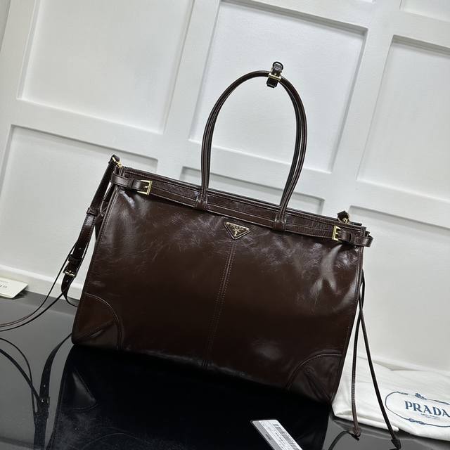 Prada 新款专柜品质,顶级原单货 原厂皮,原厂五金、实物实拍,款号:1Ba439啡棕油腊皮 特大号 尺寸:W42Xh30Xd12Cm, Prada 新款专柜品质,顶级原单货 原厂皮,原厂五金、实物实拍,款号:1Ba439啡棕油腊皮 特大号 尺寸:W42Xh30Xd12Cm,