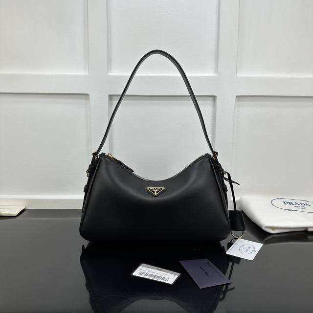 Prada 新款专柜品质，顶级原单货 原厂小牛皮，原厂五金、实物实拍，款号：1Bc229克皮 小号 尺寸：W31Xh18Xd10Cm，