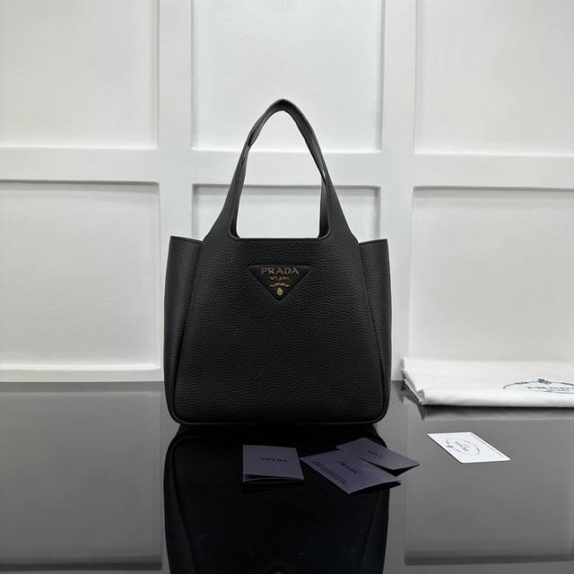 Prada 新款专柜品质，顶级原单货 原厂小牛皮，原厂五金、实物实拍，款号：1Bg335克色金色五金 菜篮子水桶包 尺寸：W25Xh21.5Xd14Cm，