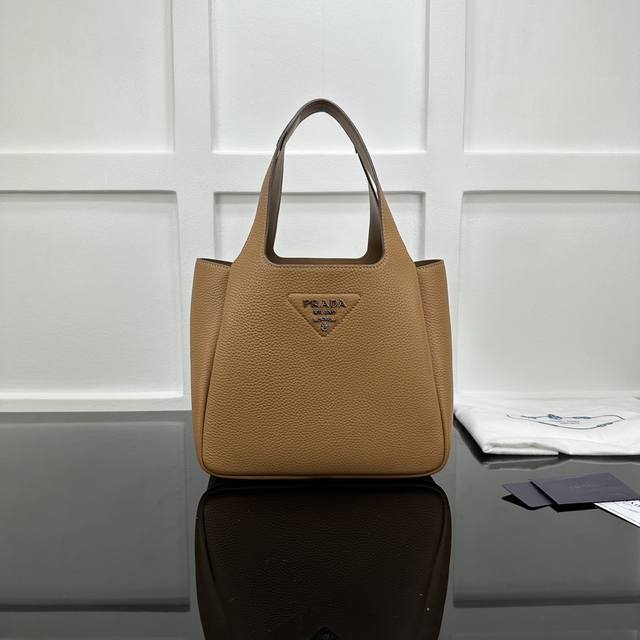 Prada 新款专柜品质，顶级原单货 原厂小牛皮，原厂五金、实物实拍，款号：1Bg335焦糖白叻五金 菜篮子水桶包 尺寸：W25Xh21.5Xd14Cm，