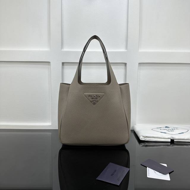 Prada 新款专柜品质，顶级原单货 原厂小牛皮，原厂五金、实物实拍，款号：1Bg335灰色白叻五金 菜篮子水桶包 尺寸：W25Xh21.5Xd14Cm，