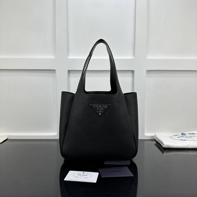 Prada 新款专柜品质，顶级原单货 原厂小牛皮，原厂五金、实物实拍，款号：1Bg335克皮白叻五金 菜篮子水桶包 尺寸：W25Xh21.5Xd14Cm，