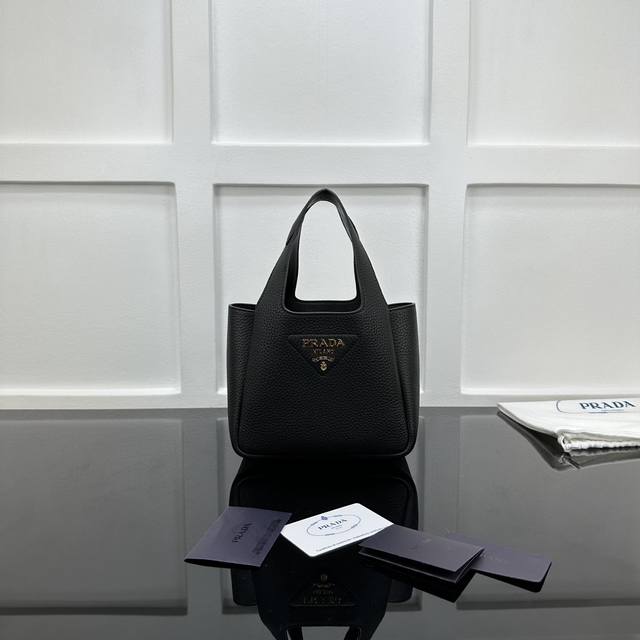 Prada 新款专柜品质，顶级原单货 原厂皮，原厂五金、实物实拍，款号：1Ba349克色 金色五金 尺寸：W18Xh15.5Xd10Cm，