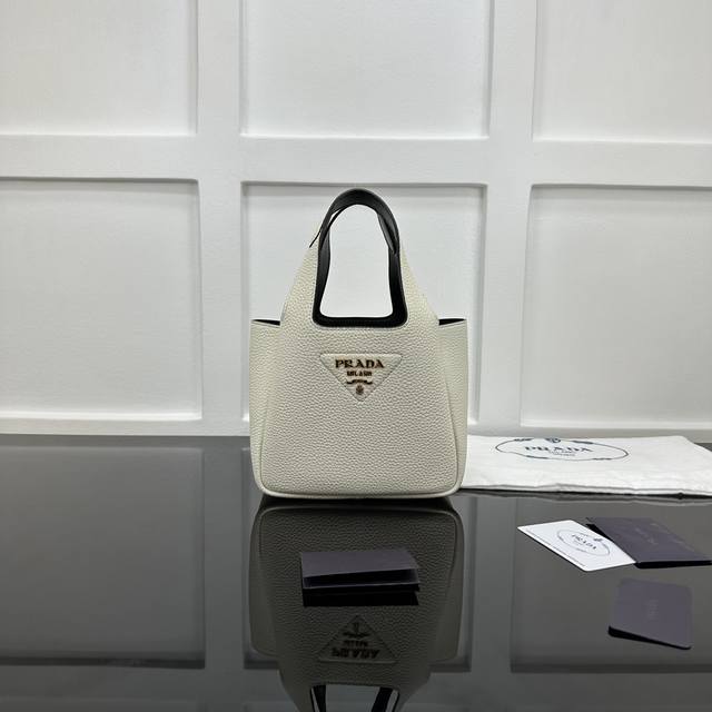 Prada 新款专柜品质，顶级原单货 原厂皮，原厂五金、实物实拍，款号：1Ba349白色 金色五金 尺寸：W18Xh15.5Xd10Cm，