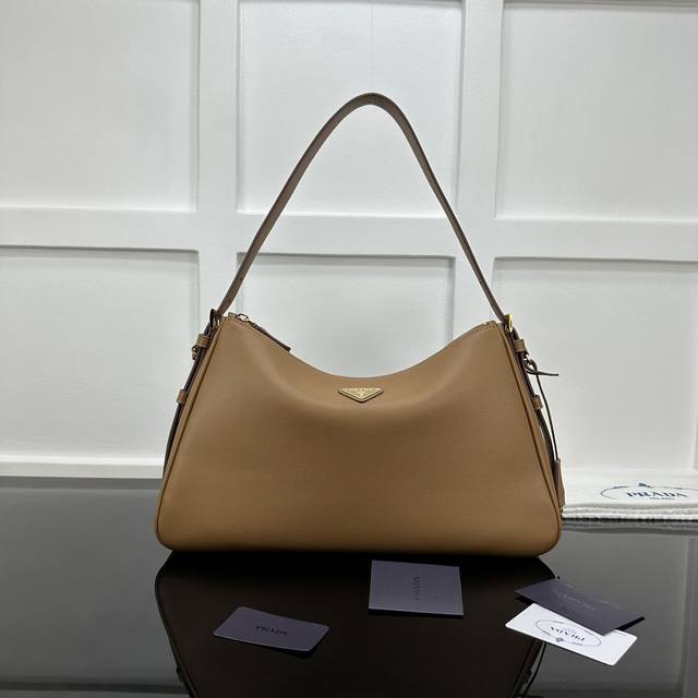 Prada 新款专柜品质，顶级原单货 原厂皮，原厂五金、实物实拍，款号：1Bc228焦糖 大号 尺寸：W39Xh24Xd11.5Cm，