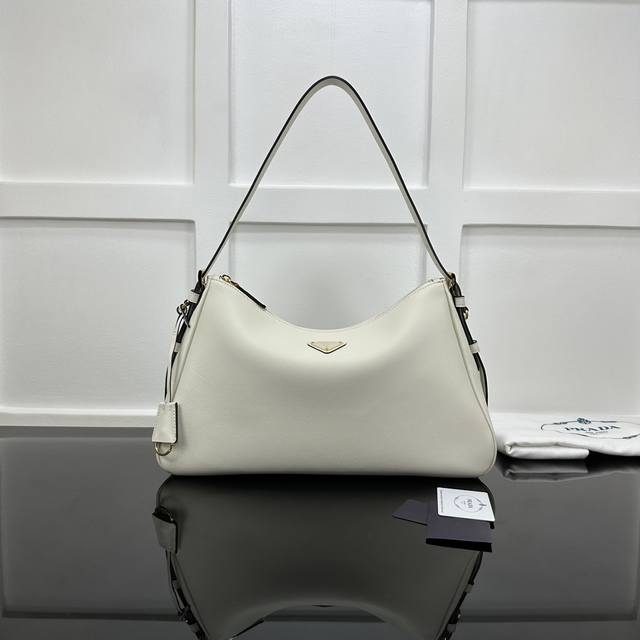 Prada 新款专柜品质，顶级原单货 原厂皮，原厂五金、实物实拍，款号：1Bc228白皮 大号 尺寸：W39Xh24Xd11.5Cm，