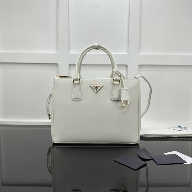 Prada 新款专柜品质，顶级原单货 原厂皮，原厂五金、杀手包 大号 实物实拍，款号：1Ba274白色细布纹 尺寸：W32Xh24Xd13.5Cm，