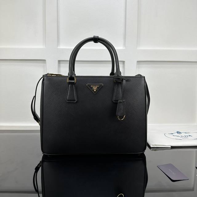 Prada 新款专柜品质，顶级原单货 原厂皮，原厂五金、杀手包 大号 实物实拍，款号：1Ba274克色细布纹 尺寸：W32Xh24Xd13.5Cm，