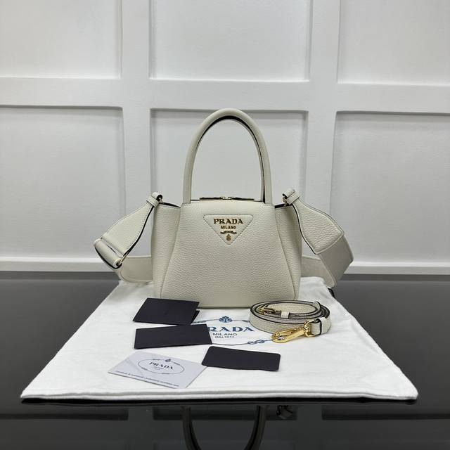Prada 新款专柜品质，顶级原单货 原厂皮，原厂五金、实物实拍，款号：1Ba362白皮 双肩带 天然纹理 尺寸：W18Xh19.5Xd9Cm，