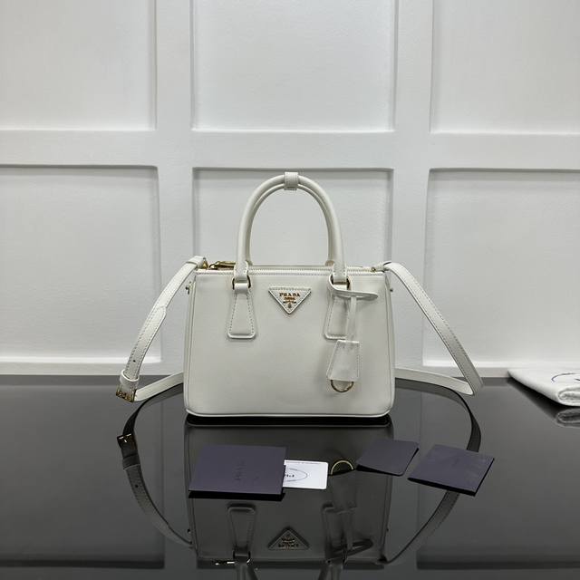 Prada 新款专柜品质，顶级原单货 原厂皮，原厂五金、杀手包小号 ，实物实拍，款号：1Ba896白色细布纹 尺寸：W24.5Xh16.5Xd11Cm，