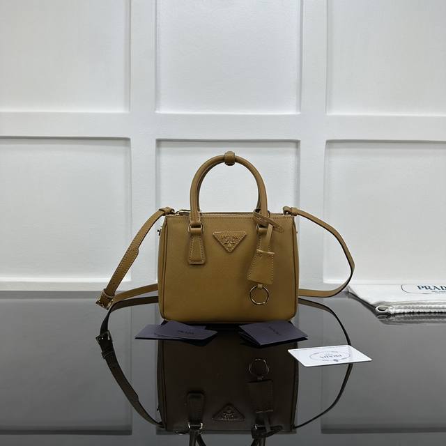 Prada 新款专柜品质，顶级原单货 原厂皮，原厂五金、Mini杀手包 ，实物实拍，款号：1Ba906焦糖细布纹 尺寸：W20Xh15Xd9.5Cm，