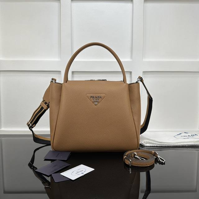 Prada 新款专柜品质，顶级原单货 原厂皮，原厂五金、，实物实拍，款号：1Bc170焦糖 双肩带 白钢五金、进口鹿皮纹 尺寸：W32Xh26Xd13Cm，