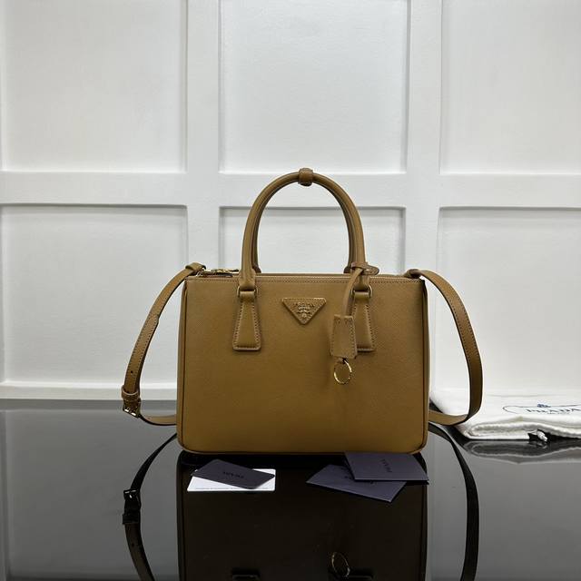 Prada 杀手包中号，新款专柜品质，顶级原单货 原厂皮，原厂五金、实物实拍，款号：1Ba863焦糖细布纹 165代工码 尺寸：W28Xh20Xd12Cm，
