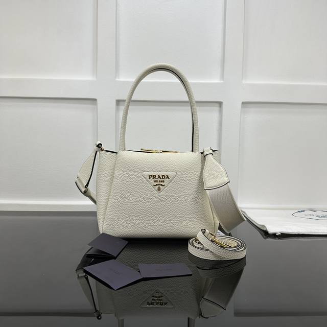 Prada 新款专柜品质，顶级原单货 原厂鹿纹皮，原厂五金、实物实拍，款号：1Bc145白色金色五金 双肩带 羊皮内里 尺寸：W23Xh21Xd10Cm，