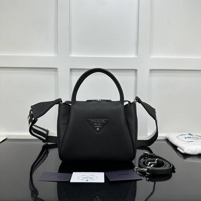 Prada 新款专柜品质,顶级原单货 原厂鹿纹皮,原厂白钢五金、实物实拍,款号:1Bc145克皮 双肩带 尺寸:W23Xh21Xd10Cm, Prada 新款专柜品质,顶级原单货 原厂鹿纹皮,原厂白钢五金、实物实拍,款号:1Bc145克皮 双肩带 尺寸:W23Xh21Xd10Cm,