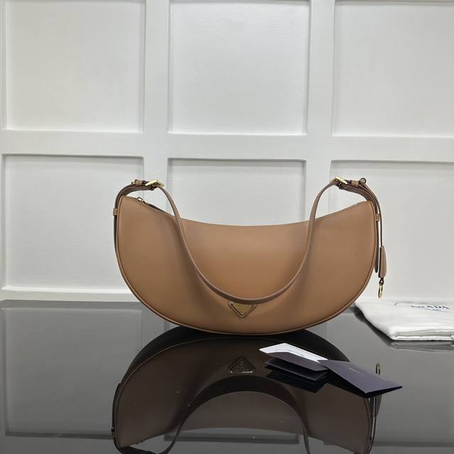 Prada 新款专柜品质,顶级原单货 原厂皮,原厂五金、,实物实拍,款号:1Bc255浅金棕 尺寸:W42Xh19.5Xd8.5Cm, Prada 新款专柜品质,顶级原单货 原厂皮,原厂五金、,实物实拍,款号:1Bc255浅金棕 尺寸:W42Xh19.5Xd8.5Cm,