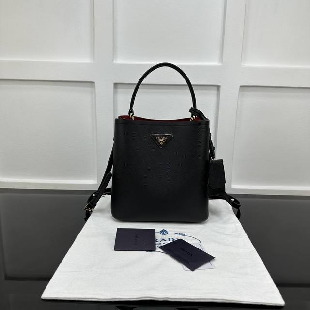 Prada 新款专柜品质，顶级原单货 原厂皮，原厂五金、实物实拍，款号：1Ba212克色十字纹、红色羊皮内里、 165代工码 尺寸：W22Xh23Xd13Cm，
