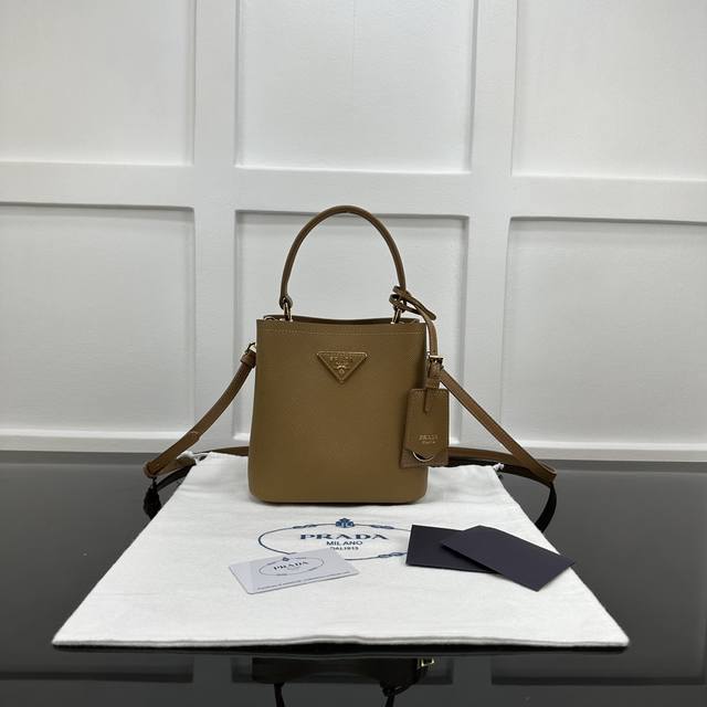 Prada 新款专柜品质，顶级原单货 原厂皮，原厂五金、实物实拍，款号：1Ba217棕色十字纹、配棕色羊皮内里 迷你号桶包 165代工码 尺寸：W18Xh17X