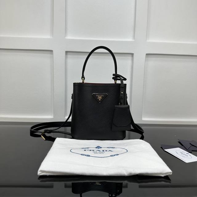 Prada 新款专柜品质，顶级原单货 原厂皮，原厂五金、实物实拍，款号：1Ba217克色十字纹、配红色羊皮内里 迷你号桶包 165代工码 尺寸：W18Xh17X