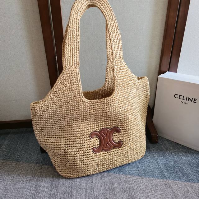 Celine度假风穿搭｜草编包是夏日必备 只要背上这款Celine Classic Panier Cabas，就能轻松在度假时成为海滩上最吸睛的那个人 源自摩洛