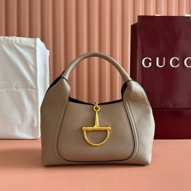 Gucci新款专柜品质，顶级原单货，实物实拍！款号837467灰褐色。尺寸：宽27.5X高21X侧宽16。，出货啦！